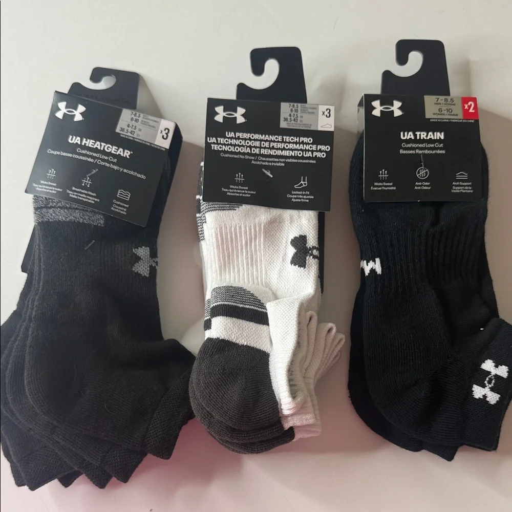 Under Armour Assortment of Socks 8 Pairs Size Medium. Black and White.